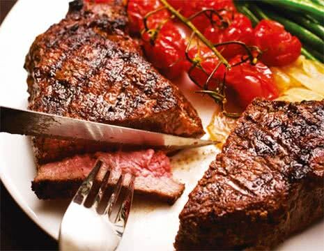 Частое употребление сильно зажаренного мяса может стать причиной возникновения рака