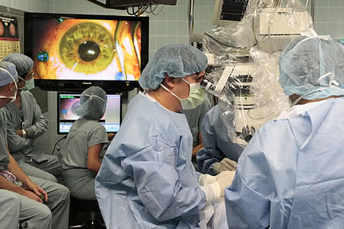 Операция по имплантации сетчатки глаз